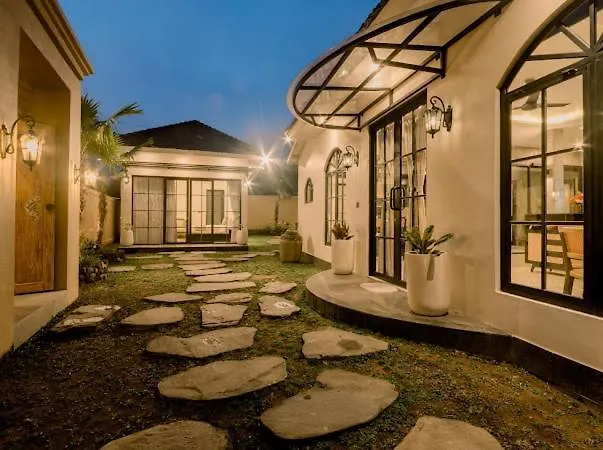Ginas Heritage With View Of Jungle